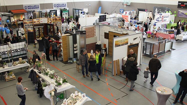 Die Gewerbeschau in Oerlenbach zeigt, dass es in der Gemeinde einige Firmen gibt. Bei der Bürgerversammlung verkündete Bürgermeister  Franz Kuhn  nun steigende  Steuereinnahmen.Jessica Rohrbach