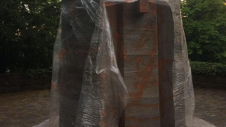 Die Folie, die das Ehrenmal gegen Vandalismus schützen sollte, wurde aufgeschnitten und der Sockel mit Farbe besprüht. Foto: Oliver Schmidt