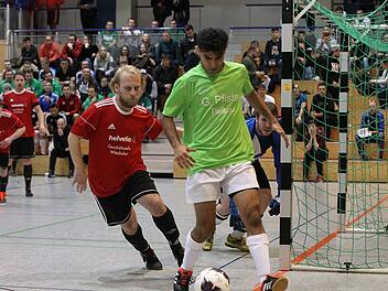 Gut gefüllt war die Stegauracher Aurachtalhalle bei den ersten Spielen um die Futsal-Kreismeisterschaft - hier eine Szene aus der Partie der DJK SV Geisfeld (rot) gegen den FC Strullendorf (grün/0:0). Foto: sportpress