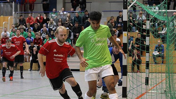 Gut gefüllt war die Stegauracher Aurachtalhalle bei den ersten Spielen um die Futsal-Kreismeisterschaft - hier eine Szene aus der Partie der DJK SV Geisfeld (rot) gegen den FC Strullendorf (grün/0:0). Foto: sportpress