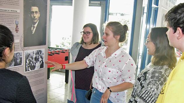 Aufmerksam verfolgen Sonnefelder Achtkl&auml;ssler die Erkl&auml;rungen von Sophie Rauh (Bildmitte) vor einer Ausstellungstafel Foto:Klaus Oelzner