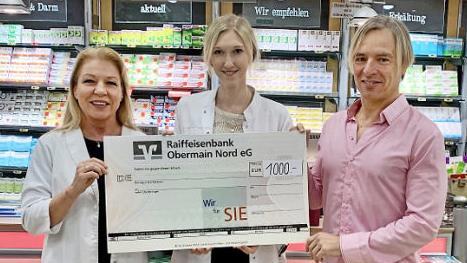 Claudia Barnickel und Nathalie Kragler (von links) von der Südstern-Apotheke übergaben dem Präsidenten des Lions Club Kronach Festung Rosenberg, Hajo Barnickel, den Spendenscheck. Foto: privat