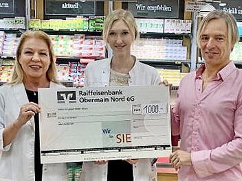 Claudia Barnickel und Nathalie Kragler (von links) von der Südstern-Apotheke übergaben dem Präsidenten des Lions Club Kronach Festung Rosenberg, Hajo Barnickel, den Spendenscheck. Foto: privat
