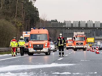 Hochmotorisierter Wagen überschlägt sich an der A9 - Fahrerin (24) schwebte in Lebensgefahr