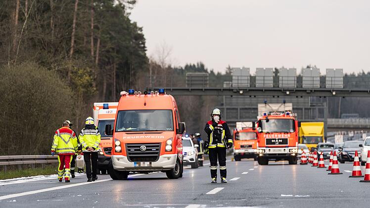 Lieferwagen eines Paketboten in Vollbrand
