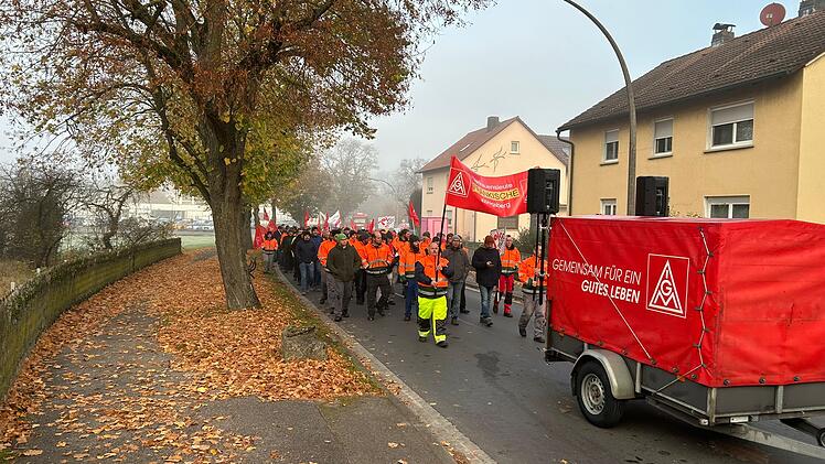 Warnstreik der IG Metall: 300 Beschäftigte gehen im Kreis Haßberge auf die Straße