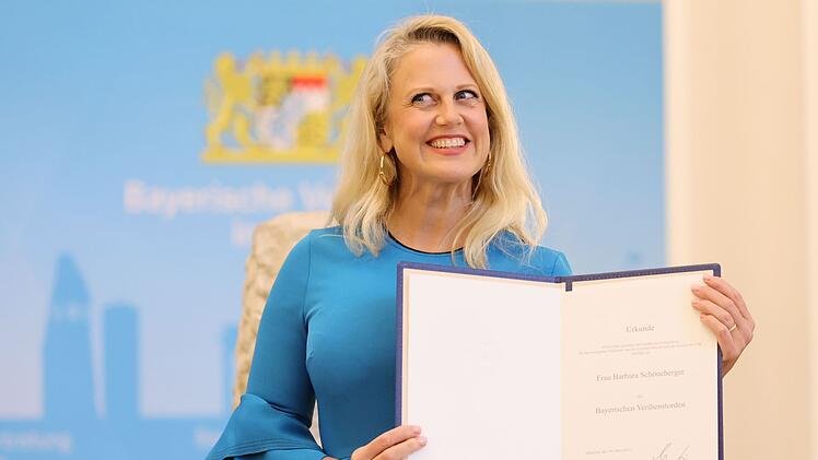 Für ihr ehrenamtliches Engagement erhielt Barbara Schöneberger 2015 das Bundesverdienstkreuz und 2023 den Bayerischen Verdienstorden.