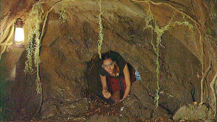 Samira krabbelt in die "Gen&ouml;le-H&ouml;hle".