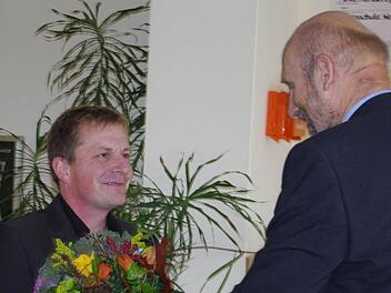 Schulrat Mario Schmidt (rechts) gratulierte dem neuen Schulleiter Ralf Knöchel. Fotos: Heike Schülein