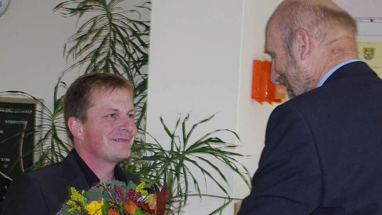Schulrat Mario Schmidt (rechts) gratulierte dem neuen Schulleiter Ralf Knöchel. Fotos: Heike Schülein