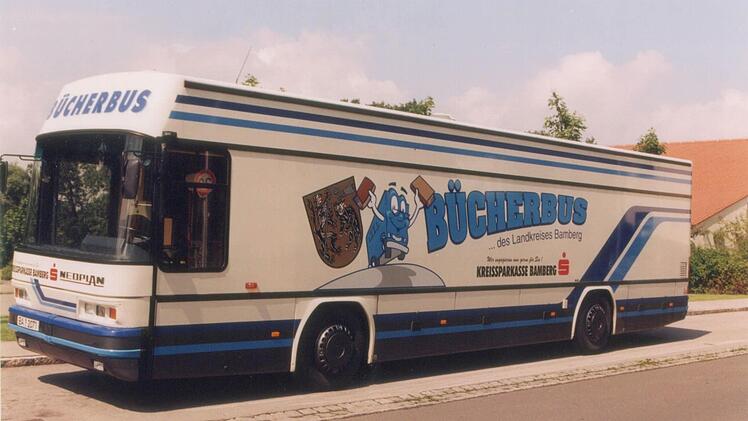 Seine große Zeit ist vorbei: Im Jahr 1999 hat der Bücherbus des Landkreises Bamberg - die Kreisfahrbücherei - den Betrieb eingestellt. Dafür bieten nun 36 Bücherein mehr Medien und mehr Service. Archivbild: Landkreis Bamberg