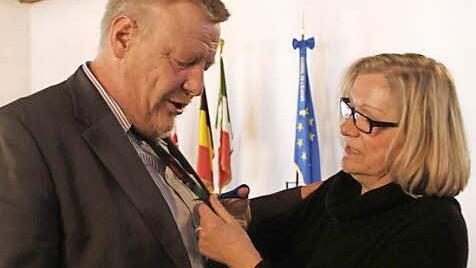 Petra Schneider ging am sogenannten unsinnigen Donnerstag auf die Jagd nach Schlipsen. Hier ist Oberbürgermeister Kastner ihr Opfer.