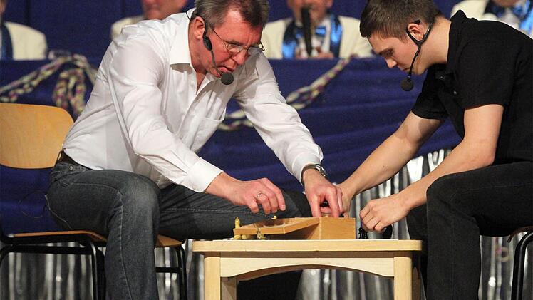 Thomas (links) und Juri Fischer: Wenn der Vater mit dem Sohne Schach spielt, dann gibt es schon mal Zoff. Foto: Bertram Wagner