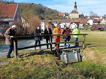 Gemeinderat Helmut Küfner, Hans-Jürgen Pohl (Landratsamt), Bürgermeister Werner Diersch, Gunter Baumüller vom Bauhof, Gemeinderat Manfred Reitmeier und Ingenieur Dieter Wagner überlegen vor Ort, wie man das Oberflächenwasser bei starken Niederschlägen künftig besser ableiten kann. Foto: Dieter Hübner