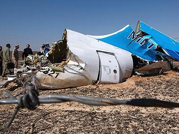 Noch fehlen die letzten Beweise, dass es eine Bombe war, die den russischen Ferienflieger über dem Sinai abstürzen ließ. Noch vager sind die Spekulationen, dass das Terrorsystem "Islamischer Staat" bei der Katastrophe die Hände im Spiel hatte. Foto: Maxim Grigoriev, dpa