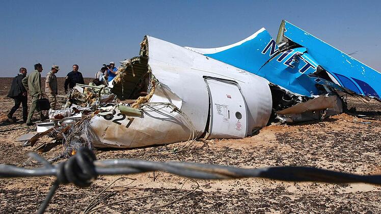 Noch fehlen die letzten Beweise, dass es eine Bombe war, die den russischen Ferienflieger über dem Sinai abstürzen ließ. Noch vager sind die Spekulationen, dass das Terrorsystem "Islamischer Staat" bei der Katastrophe die Hände im Spiel hatte. Foto: Maxim Grigoriev, dpa