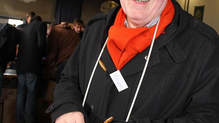 Dekan Jürgen Zinck verkaufte Lose.