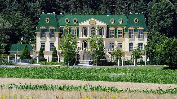 Privatschloss des früheren Ofenunternehmers Karl-Heinz Kago. Foto: Weigel, dpa
