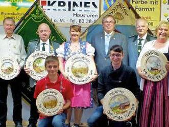 Die neuen Schützenkönige mit (von links) Zweiter Schützenmeisterin Andrea Linke, Seniorenkönig Franz Giebfried, Schützenkönig Stefan Flachsenberger, Schützenkönigin Tamara Fontanilla, Bürgermeister Bernhard Ruß, Gau-Schützenmeister Norbert Mahr, Vize-Königin Gabi List und Schützenmeister Stefan List sowie (vorne von links) Jugendkönig Felix Hofmann und Vizekönig Andrè Zösch. Fotos: Alfons Beuerlein