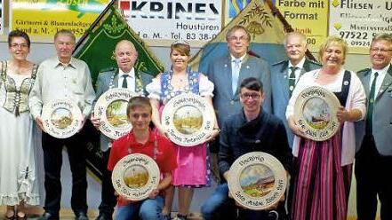 Die neuen Schützenkönige mit (von links) Zweiter Schützenmeisterin Andrea Linke, Seniorenkönig Franz Giebfried, Schützenkönig Stefan Flachsenberger, Schützenkönigin Tamara Fontanilla, Bürgermeister Bernhard Ruß, Gau-Schützenmeister Norbert Mahr, Vize-Königin Gabi List und Schützenmeister Stefan List sowie (vorne von links) Jugendkönig Felix Hofmann und Vizekönig Andrè Zösch. Fotos: Alfons Beuerlein