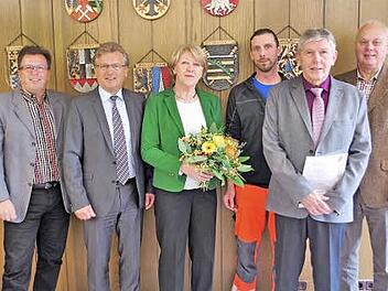 Verwaltungsinspektor Jürgen Zoller wurde in den Ruhestand verabschiedet (v. l.): Geschäftsführer Rainer Förtsch, Bürgermeister Rainer Detsch, Felicitas Zoller, Vize-Personalratschef Michael Weißerth, Jürgen Zoller und 2. Bürgermeister Siegfried Weißerth.  Foto: Gerd Fleischmann