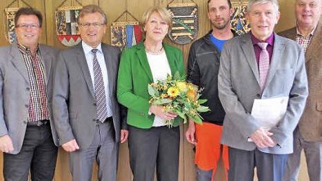 Verwaltungsinspektor Jürgen Zoller wurde in den Ruhestand verabschiedet (v. l.): Geschäftsführer Rainer Förtsch, Bürgermeister Rainer Detsch, Felicitas Zoller, Vize-Personalratschef Michael Weißerth, Jürgen Zoller und 2. Bürgermeister Siegfried Weißerth.  Foto: Gerd Fleischmann