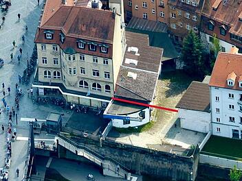 Die öffentliche Fläche hinter dem Tor (Bildmitte) ist größer als die davor. Die rote Linie markiert in etwa die Grenze zum Privatgrund.  Archivfoto: Rinklef