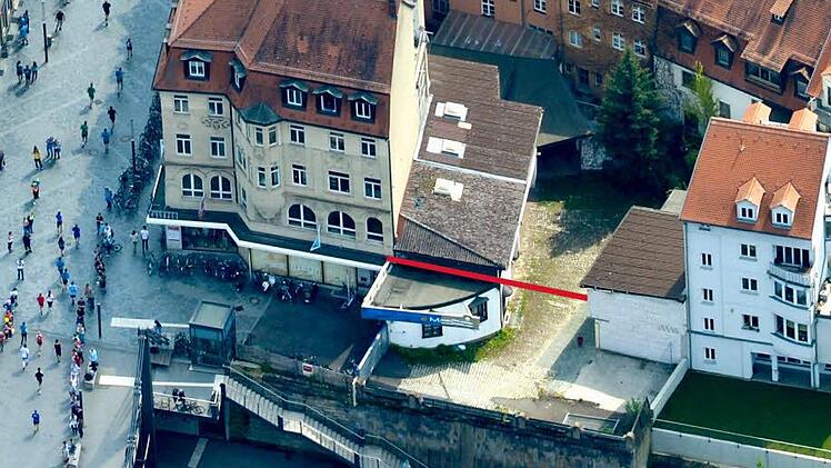 Die öffentliche Fläche hinter dem Tor (Bildmitte) ist größer als die davor. Die rote Linie markiert in etwa die Grenze zum Privatgrund.  Archivfoto: Rinklef