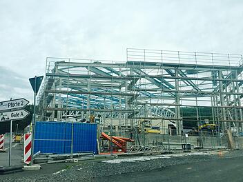 Schon jetzt lassen sich die Umrisse des neuen Werks 2 bei Paul und Co in Oberwildflecken erkennen. Foto: Sebastian Schmitt