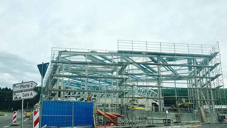 Schon jetzt lassen sich die Umrisse des neuen Werks 2 bei Paul und Co in Oberwildflecken erkennen. Foto: Sebastian Schmitt