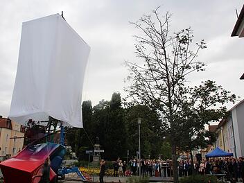 "Talking to the Sky" ist die Skulptur in der  Eisenbahnstraße betitelt. Das Foto  zeigt den Moment der Enthüllung     im Juni  2016.     Das Werk von Arne Quinze        ist ein Geschenk der Sparkasse (anlässlich ihres 175. Jubiläums) an die Stadt Forchheim. Ekkehard  Roepert