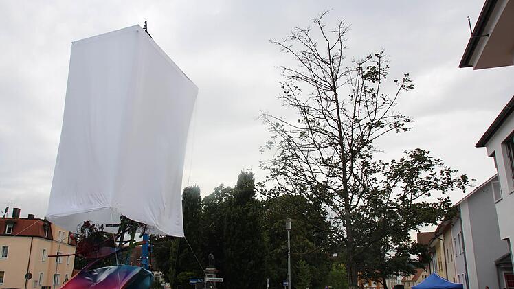 "Talking to the Sky" ist die Skulptur in der  Eisenbahnstraße betitelt. Das Foto  zeigt den Moment der Enthüllung     im Juni  2016.     Das Werk von Arne Quinze        ist ein Geschenk der Sparkasse (anlässlich ihres 175. Jubiläums) an die Stadt Forchheim. Ekkehard  Roepert