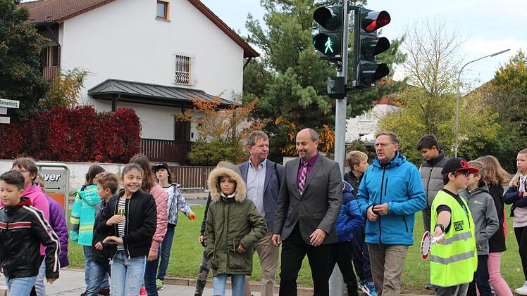 Es wird geübt, im Bild Rektor Reinhold Hofmann, Bürgermeister Johannes Krapp, Baudirektor Norbert Schmitt