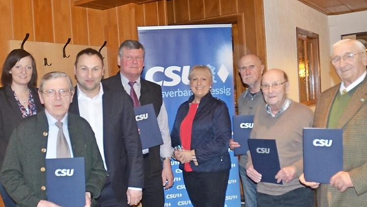 Ehrungen bei der CSU Pressig (v. l.) : Susanne Heinlein (2. Vorsitzende), Reinhard Kotschenreuther, MdL Jürgen Baumgärtner, Georg Pabstmann, Anita Swiduruk (Vorsitzende), Manfred Bochmann, Hans Reh, Günther Heinlein Foto: K.- H. Hofmann