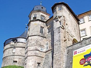 Zur Zeit des Dreißigjährigen Krieges gab es die Bastionen der Festung noch nicht. Sie wurden aus der Erfahrung des Konfliktes anschließend errichtet. Diese Mauer mit dem Zeughaustor war vorher die Außenmauer.