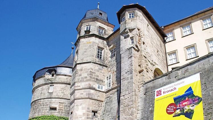 Zur Zeit des Dreißigjährigen Krieges gab es die Bastionen der Festung noch nicht. Sie wurden aus der Erfahrung des Konfliktes anschließend errichtet. Diese Mauer mit dem Zeughaustor war vorher die Außenmauer.