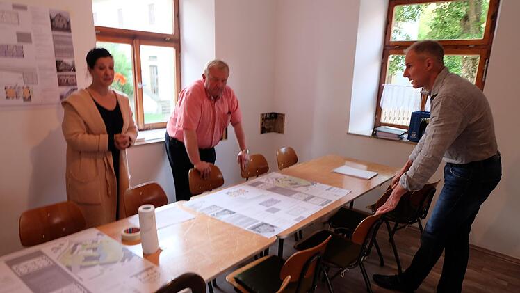Planvorlagen (von links) Christiane Wichmann, Bürgermeister Egon Klöffel und Frank Kriebel. Foto: Philipp Bauernschubert