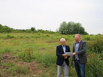 Günter Köth und Bürgermeister Helmut Blank besichtigen das Areal, das die Stadt den Energiegenossen für ihre Freianlage verpachtet hat. Thomas Malz