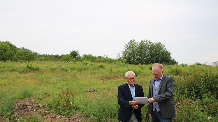 Günter Köth und Bürgermeister Helmut Blank besichtigen das Areal, das die Stadt den Energiegenossen für ihre Freianlage verpachtet hat. Thomas Malz