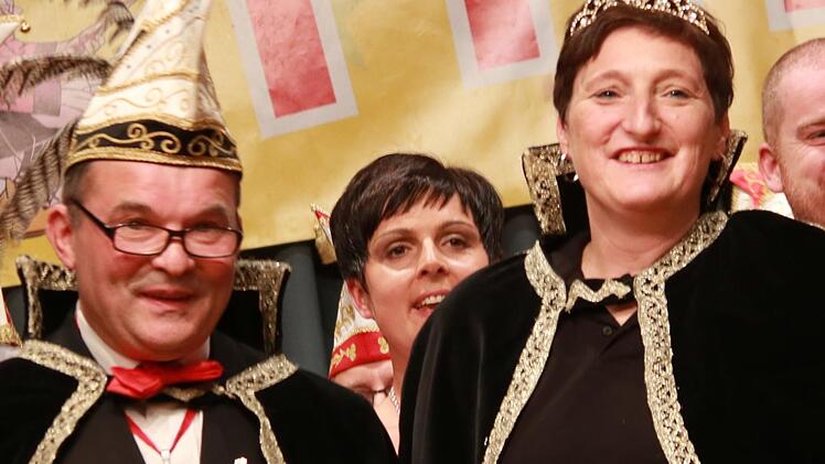 Zwei erfahrene Narren regieren ab sofort das Stadtsteinacher Faschingsvolk: Yvonne I. und Georg III. (Ott). Foto: Klaus Klaschka