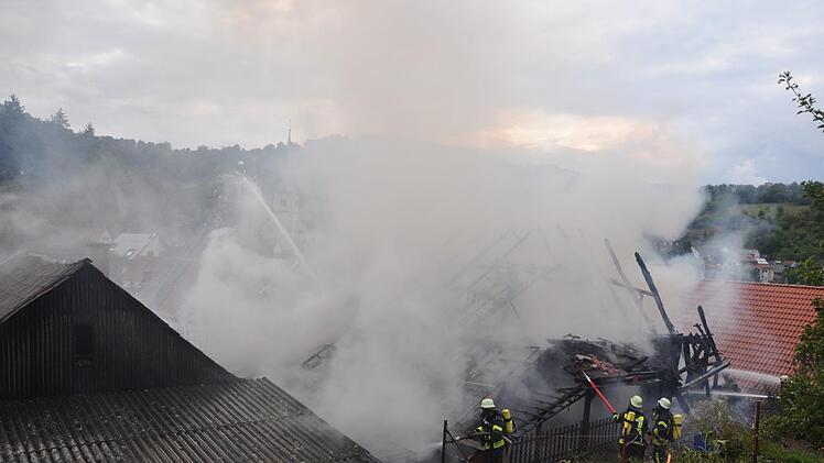 Eine Scheune steht in Sulzthal in Flammen. Foto: Ralf Ruppert