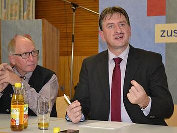 BBV-Kreisobmann Gerhard Ehrlich (links) bei der Diskussionsrunde mit dem Vizepräsidenten des Bayerischen Bauernverbandes, Günther Felßner. Foto: Gabi Bertram
