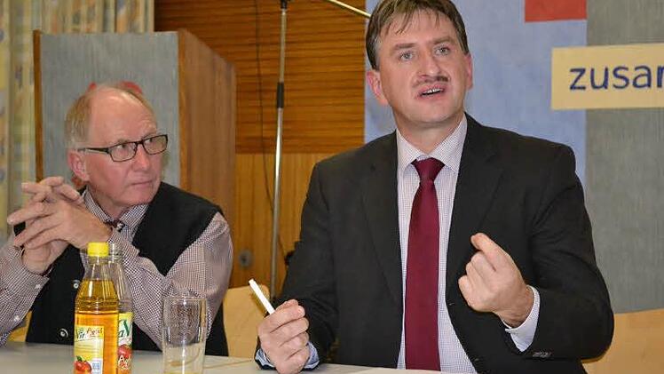 BBV-Kreisobmann Gerhard Ehrlich (links) bei der Diskussionsrunde mit dem Vizepräsidenten des Bayerischen Bauernverbandes, Günther Felßner. Foto: Gabi Bertram