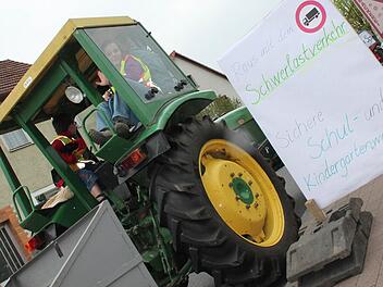 Auf Nimmerwiedersehen Schwerlastverkehr. Das wünscht sich die Bürgerinitiative "Menschen statt Verkehr" in Eltingshausen. Fotos: Benedikt Borst