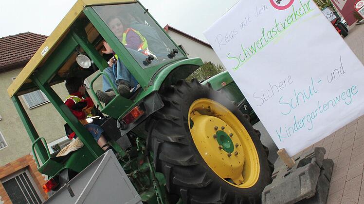 Auf Nimmerwiedersehen Schwerlastverkehr. Das wünscht sich die Bürgerinitiative "Menschen statt Verkehr" in Eltingshausen. Fotos: Benedikt Borst