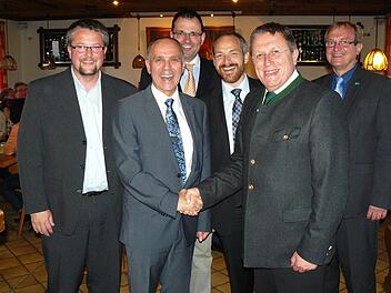 Einstimmig wurde Franz Uome (vorne links) als Bürgermeisterkandidat nominiert. Herzlich beglückwünschte ihn der CSU-Kreisvorsitzende Henry Schramm (rechts), mit im Bild (hinten, von links) JU-Kreisvorsitzender Marc Benker, Landtagsabgeordneter Martin Schöffel, Bundeswahlkreisleiter Jörg Kunstmann und stellvertretender CSU-Ortsvorsitzender Oswald Purucker. Foto: Klaus-Peter Wulf