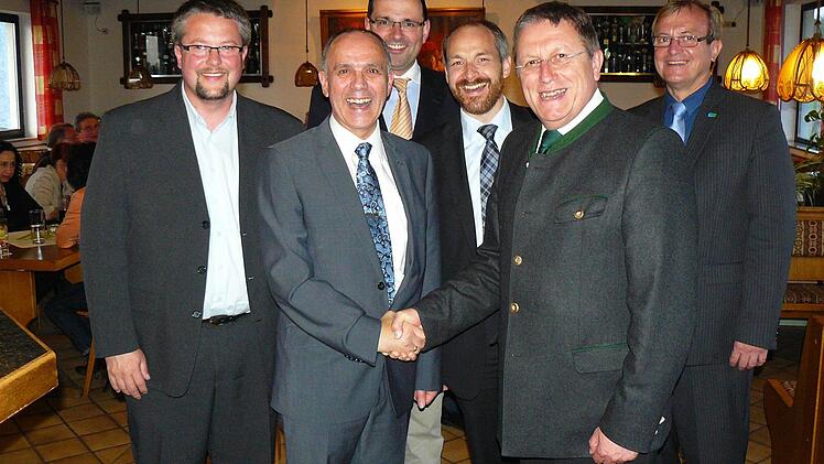 Einstimmig wurde Franz Uome (vorne links) als Bürgermeisterkandidat nominiert. Herzlich beglückwünschte ihn der CSU-Kreisvorsitzende Henry Schramm (rechts), mit im Bild (hinten, von links) JU-Kreisvorsitzender Marc Benker, Landtagsabgeordneter Martin Schöffel, Bundeswahlkreisleiter Jörg Kunstmann und stellvertretender CSU-Ortsvorsitzender Oswald Purucker. Foto: Klaus-Peter Wulf