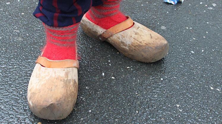 Diese Treter gehörten zum außergewöhnlichsten Schuhwerk des Festivals: Holzschuhe, ähnlich denen aus dem Frühmittelalter, einem Studenten aus Aschaffenburg gehörend.