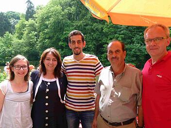 Im Bootshaus an der Regnitz kam es zu der Begegnung (von links): Johanna Jäger, Kadra Zreineh, Sohn Emad, Ehemann Bassem und Adalbert Jäger. Foto: Marion Krüger-Hundrup