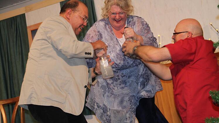 Noch keine Bescherung, aber der Alkohol fließt in Strömen: Babs (Silvia Klitzner) möchte ihren neuen Lebensabschnittsgefährten Werner (links Hermann Zeis) und ihren Ex-Mann Lutz (rechts Norbert Dietz) vom Saufen abhalten. Foto: Gerda Völk